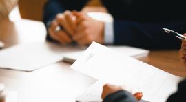 Personnes autour d'un contrat