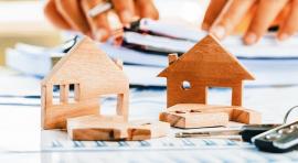 Photo d'une maquette de maison posée devant des clés