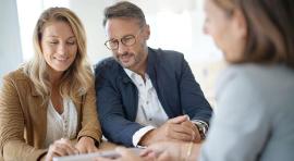 couple signe un document administratif pour un investissement correspondant a leur profil 