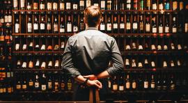 Photo d'un homme dans une vinothèque