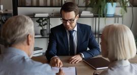 Couple devant un bureau avec un conseiller