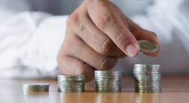 Mains en train de faire des tas de pièces de monnaie