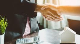Deux personnes de serrant la mains pour illustrer la signature d'un plan epargne en actions