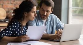 Couple homme/femme en train de lire un document sur le Pea jeune