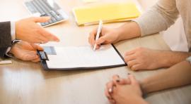 Photo de mains en train de signer un contrat d'épargne