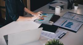 Mains sur un écran tactile avec des document de PEL et CEL