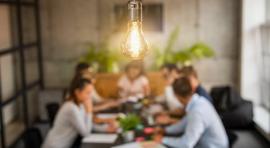 Plusieurs personnes assises autour d'une table pour un echanger sur investir dans une startup avec anaxago