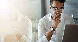 homme devant un ordinateur pour investir 200 000 euros