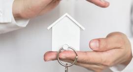 Photo de mains tenant un porte-clés avec une maison illustrant l investissement locatif cle en main