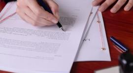 Personne en train de lire et annoter un document de renoncement a une sucession