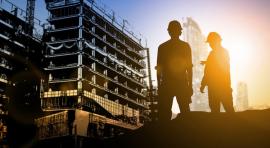 Photo de 2 personnes devant un chantier de construction de scpi