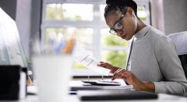 Photo d'une femme étudiant le carried interest