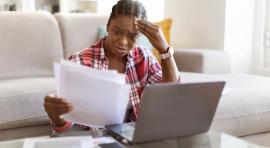 Photo d'une femme entrain de réflechir quoi choisit entre le PER individuel ou collectif