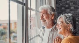 Photo d'un couple senior homme/femme en train de preparer leur retraite