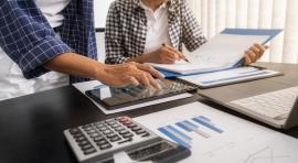 Deux personnes travaillant sur le taux de distribution en SCPI