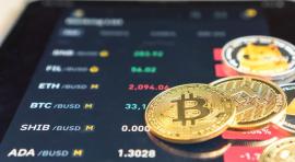 Photo de crypto actif posé sur des cours de bourse