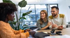 Photo d'un couple homme/femme avec un conseiller dans un bureau pour discuter des limites d age pour emprunter
