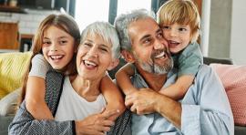 Photo d'un couple homme/femme avec deux enfants pour illustrer la preparation de la succession