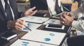 Photo de personnes autour de graphiques pour un rachat d assurance vie