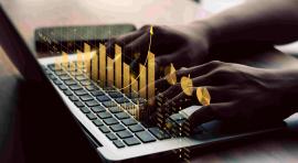 Photo de mains posées sur un clavier d'ordinateur avec une courbe d epargne qui passe au-dessus