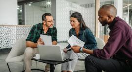 Couple homme/femme avec un conseiller pour choisir le meilleur placement sur 5 ans
