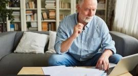 Personne dans un canapé devant une ordinateur illustrant la sortie du PER