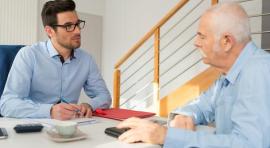 Photo d'un senior avec un conseiller pour discuter transmission de parts de scpi