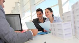Jeune couple homme femme avec un conseiller pour choisir d investir en crowdfunding immobilier ou en scpi