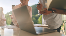 Photo de deux personnes devant un ordinateur travaillant en crowdfunding immobilier