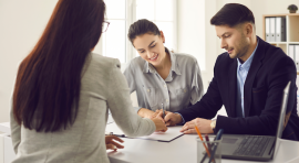 Couple homme/femme avec une conseillère en train de signer un contrat assurance vie