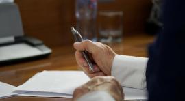 mains tenant stylo devant contrat pour reduire cout droits succession
