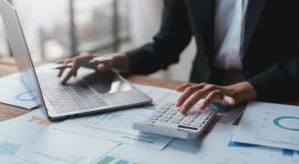 Mains d'une personne utilisant ordinateur et calculatrice SCPI vs PER