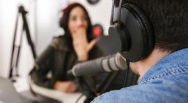 photo-studio-enregistrement-radio-personnes-devant-micro-podcast-investissement-immobilier