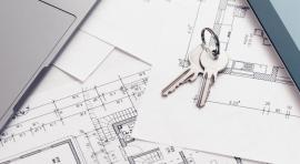plans maison ou d'un appartement avec un trousseau de clés posé dessus illustrant le crowdfunding immobilier