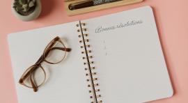 Photo d'un cahier avec inscrit "bonnes résolutions" illustrant les bonnes pratiques d epargne