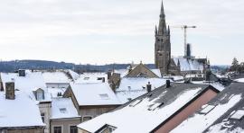 Photo d un village sous la neige illustrant l investissement locatif en hiver