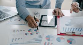 Personnes-étudiant-des-graphiques-risques-perte-de-capital-per