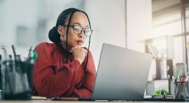 femme-regardant-documents-et-reflechissant-dans-quoi-investir-cette-annee-ampoule-allumee-premier-plan