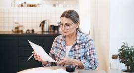 femme-dans-cuisine-regardant-papiers-sur-optimisation-fiscale-pea-retraite-ou-cloture-anticipee