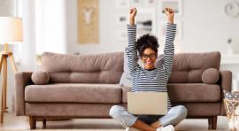 femme-ravie-devant-ordinateur-leve-les-bras-illustrant-les-meilleurs-placements-epargne-court-terme