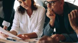 homme-et-femme-autour-table-reunion-reflechissant-comment-gerer-epargne-pendant-periodes-incertitude-economique