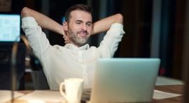 homme-satisfait-devant-ordinateur-beneficiant-de-avantages-epargne-automatique-pour-investisseurs