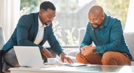 conseiller-expliquant-a-client-quels-types-produits-financiers-eligbles-PEA-PME