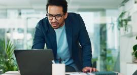homme-perplexe-devant-ordinateur-pour-choisir-unites-de-compte-selon-profil-investisseur-et-cycle-economique