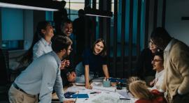 groupe-investisseurs-autour-table-reflechissant-a-crowdfunding-immobilier-logements-abordables-solution-pour-logement-social