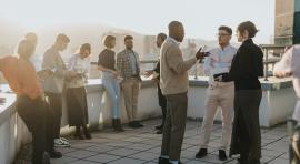 groupe-de-gens-sur-terrasse-discutant-de-epargne-solidaire-investir-avec-sens-et-impact