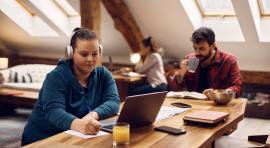 jeunes-travaillant-et-buvant-café-dans-une-colocation-illustrant-LMP-colocation-opportunites-contraintes