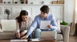 jeune-couple-discutant-en-lisant-des-documents-sur-assurance-vie-jeunes-adultes-levier-pour-constituer-patrimoine