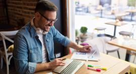 homme-devant-son-ordinateur-dans-un-cafe-se-renseignant-sur-PER-travailleurs-non-salaries-specificites-avantages