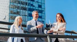 groupe-de-gens-ages-sur-terrasse-tenant-une-mini-eolienne-et-discutant-de-investissement-responsable-retraite-concilier-ethique-performance